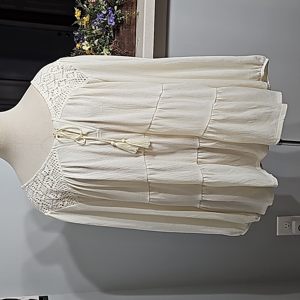ABSOLUTELY FAMOUS, BoHo style 3 X cream top. Crochet at top. Cottage Core